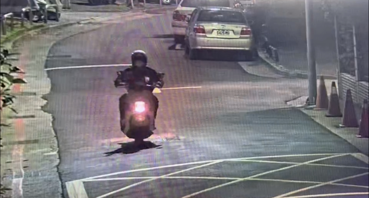 開槍犯嫌步行離開,換裝後騎車逃逸。(記者徐煜勝翻攝)