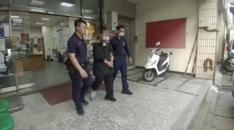 中和警將犯嫌移送地檢。(記者徐煜勝翻攝)