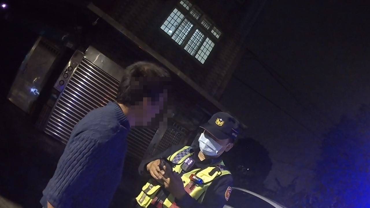 埔子所員警王俊勝、林奕儒上前勸導酒醉男,男子卻激動咆哮、口出穢言。(記者吳登國翻攝)