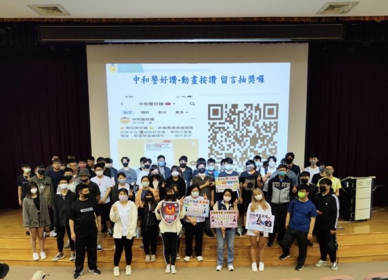 中和警前往華夏科大宣導防詐。（記者徐煜勝翻攝）