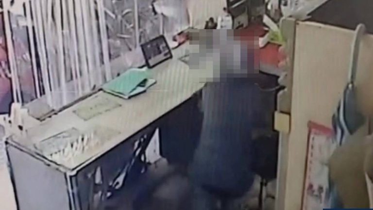 趁店員上廁所時動手行竊。（記者徐煜勝翻攝）
