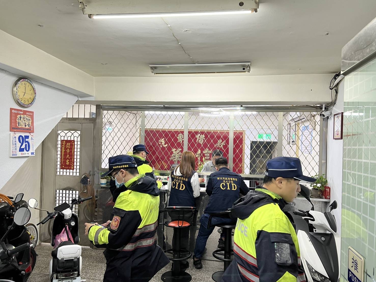 淡水警針對轄內當鋪展開全面清查。(記者戴昱弘翻攝)