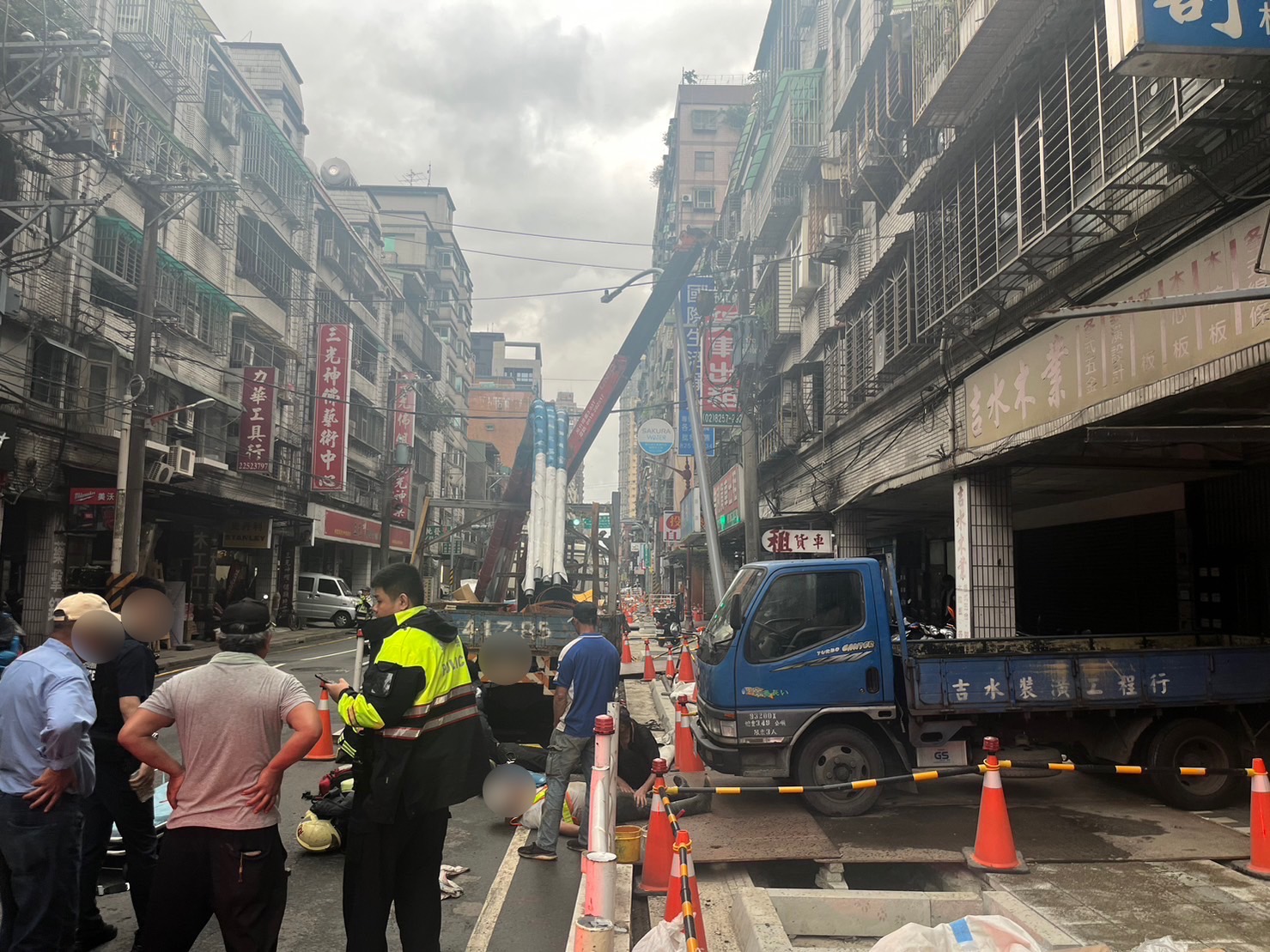 海山警方火速到場處理協助送醫。(記者戴昱弘翻攝)