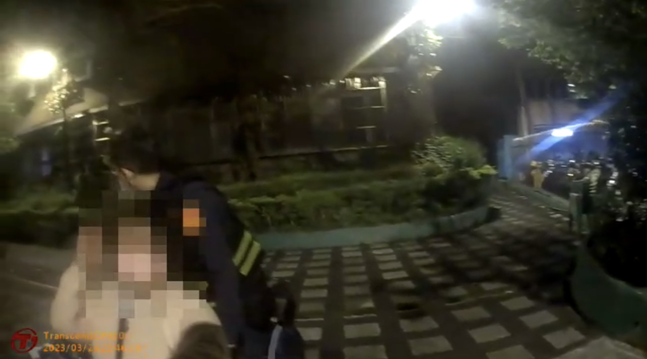 土城警協助婦人返家。（記者徐煜勝翻攝）
