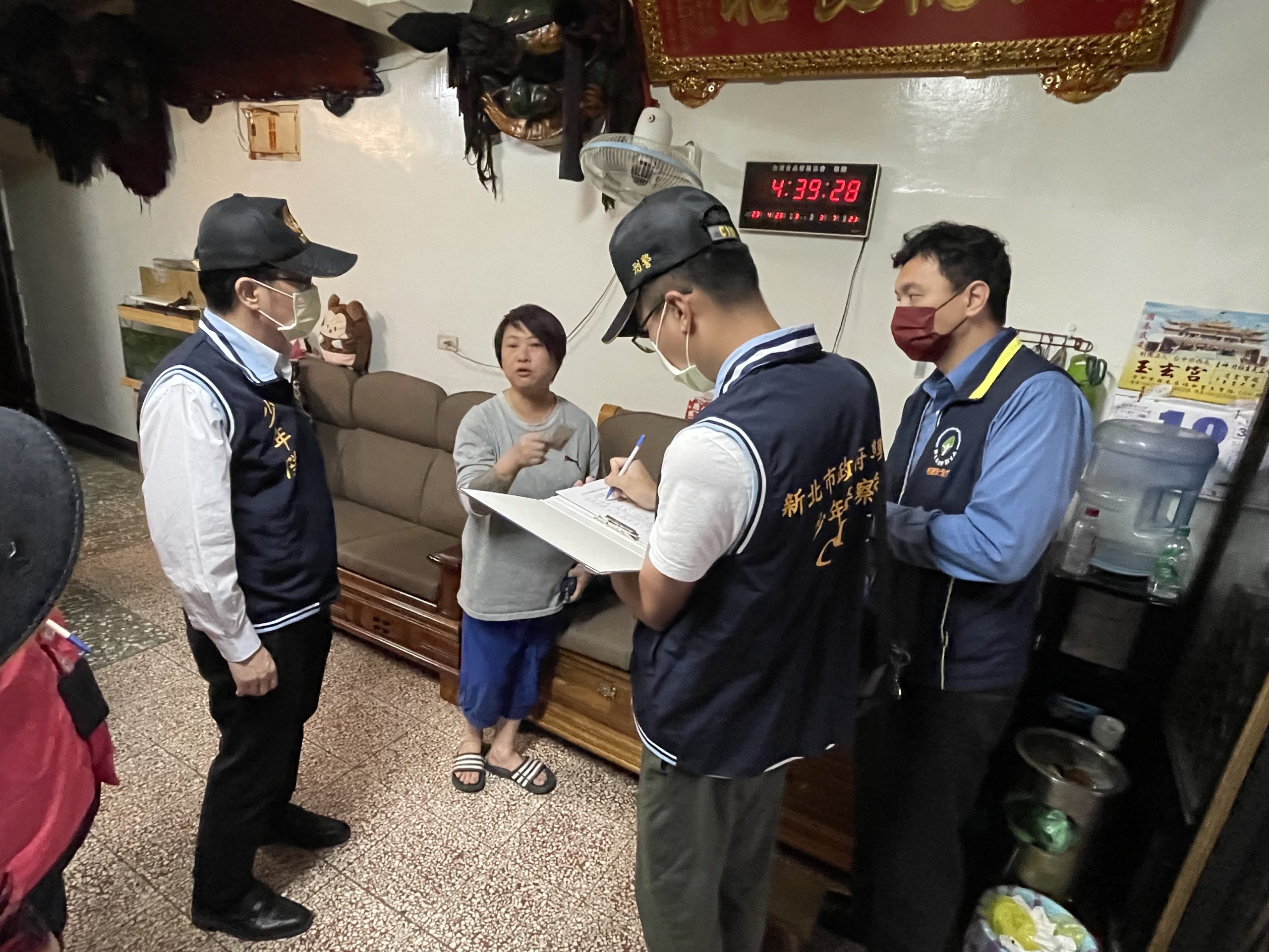 新北市政府警察透過多元化管道協助青少年走回到正確的人生道路。（記者楊國域翻摄）
