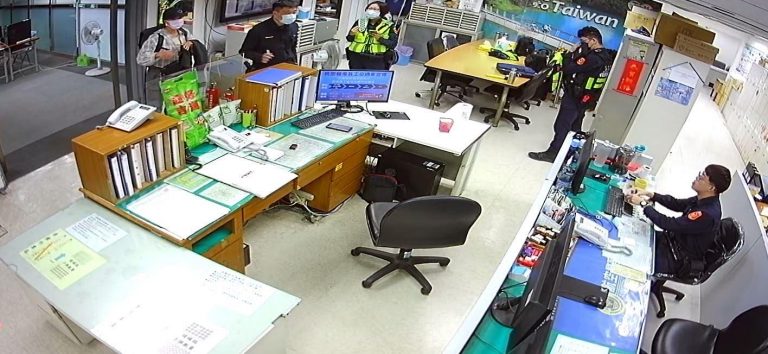 航警局積極助旅客尋回手機。（記者徐煜勝翻攝）