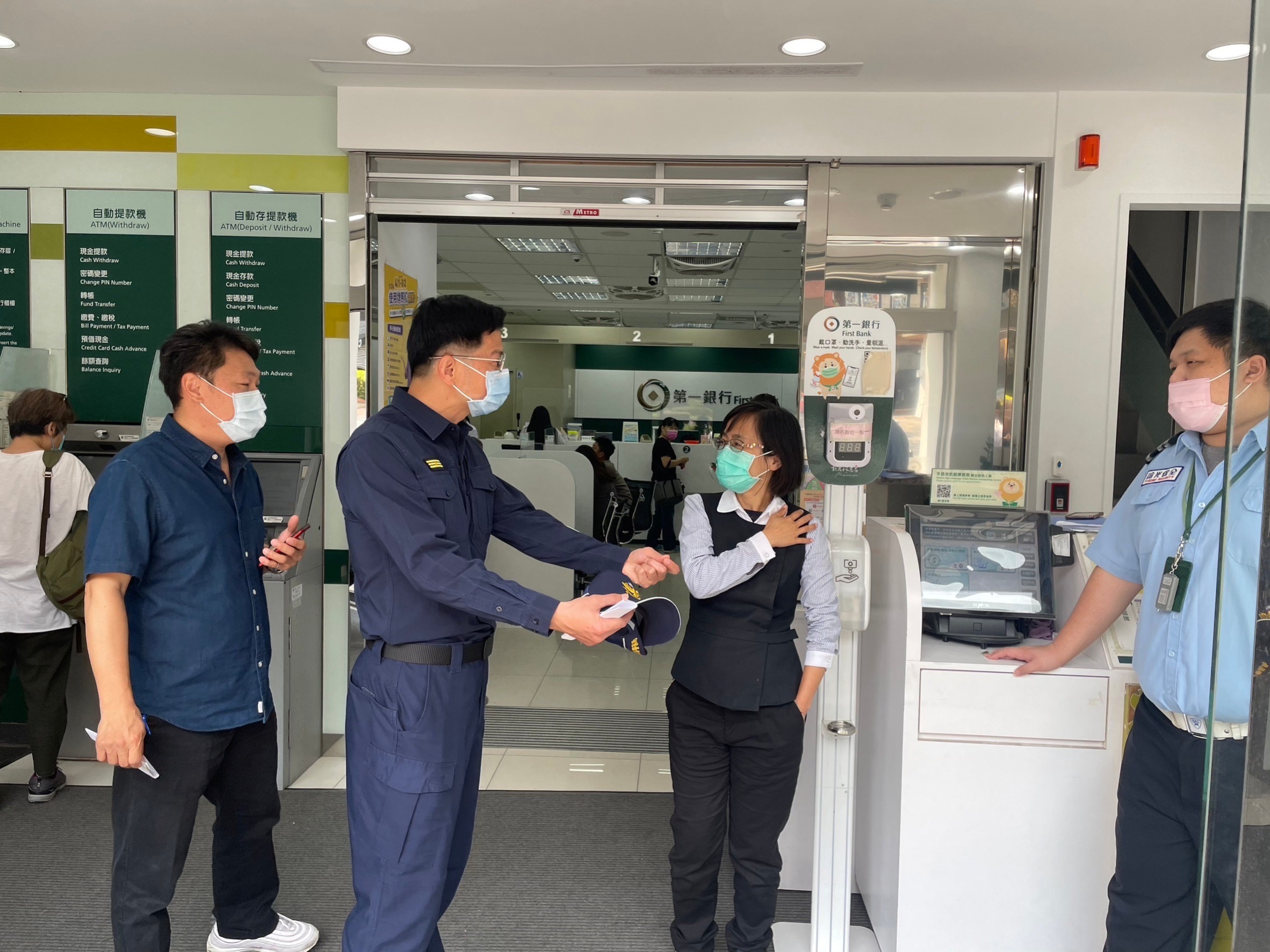 淡水警分局長陳保緒現場講解防詐心法。(記者戴昱弘翻攝)
