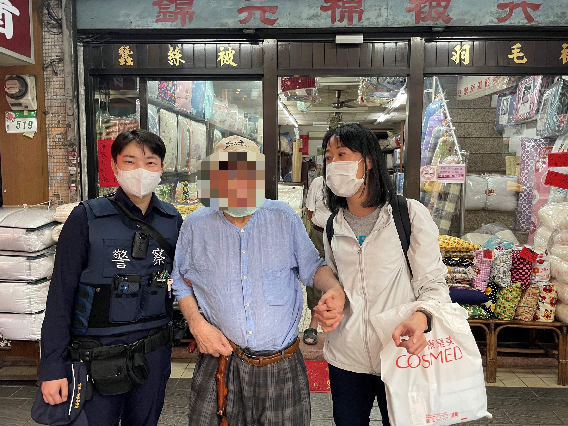 士林警助老翁返家。（記者徐煜勝翻攝）