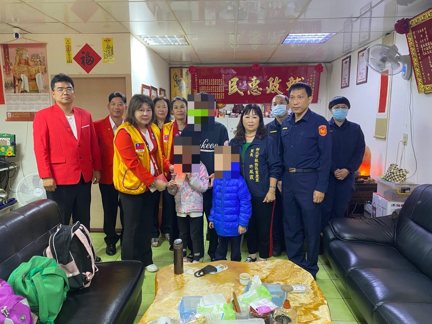 板橋警於勤務中發現弱勢,即時與善心團體送暖。(記者戴昱弘翻攝)