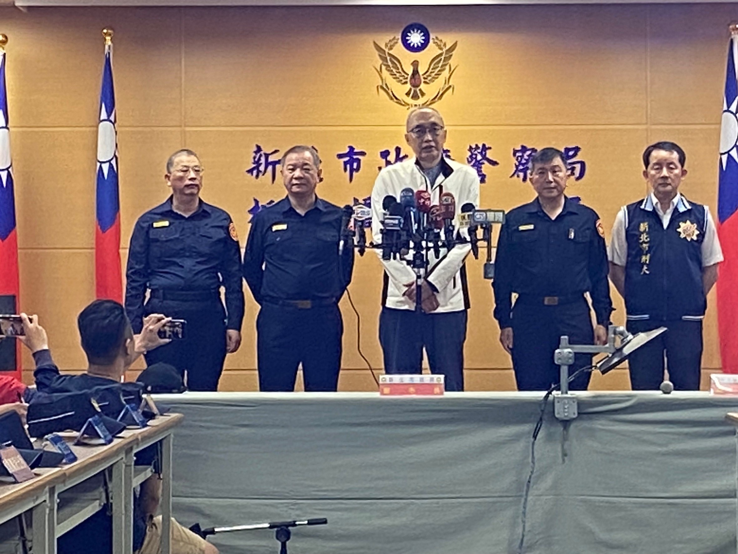 新北市副市長謝政達(中)率新北市警局局長廖訓誠(左二)召開擴檢勤教記者會。(記者徐煜勝翻攝)