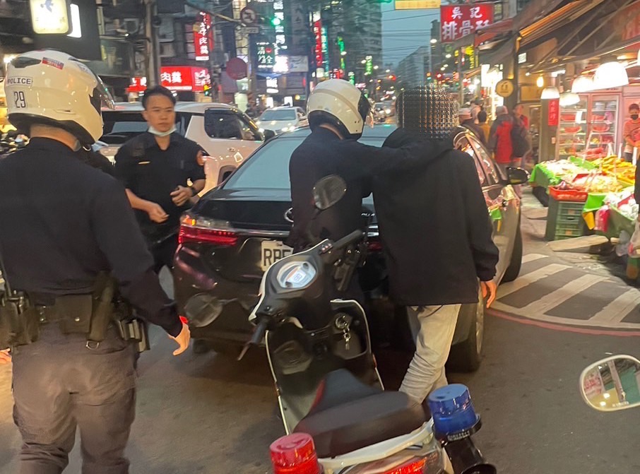 男子駕車未繫安全帶遭警方關切。（記者戴昱弘翻攝）
