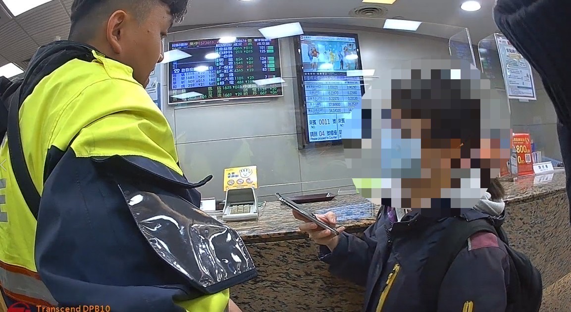 海山警即時攔阻匯款。(記者戴昱弘翻攝)