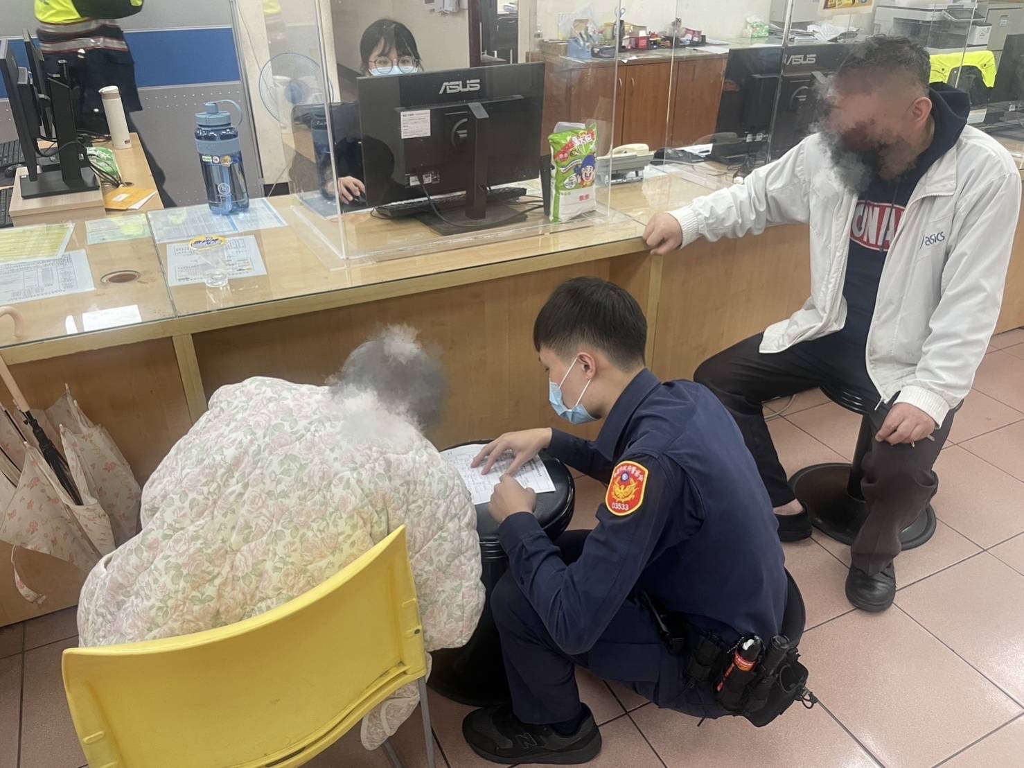 桃園分局員警耐心勸說老婦回家。(記者吳登國翻攝)