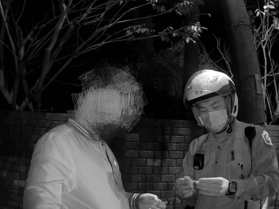 中路所員警臨檢發現通緝犯。（記者吳登國翻攝）