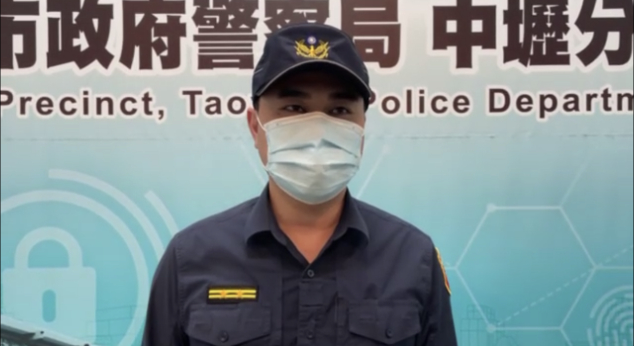 中壢所所長蘇宸鋒說明案情畫面。(記者吳登國翻攝)