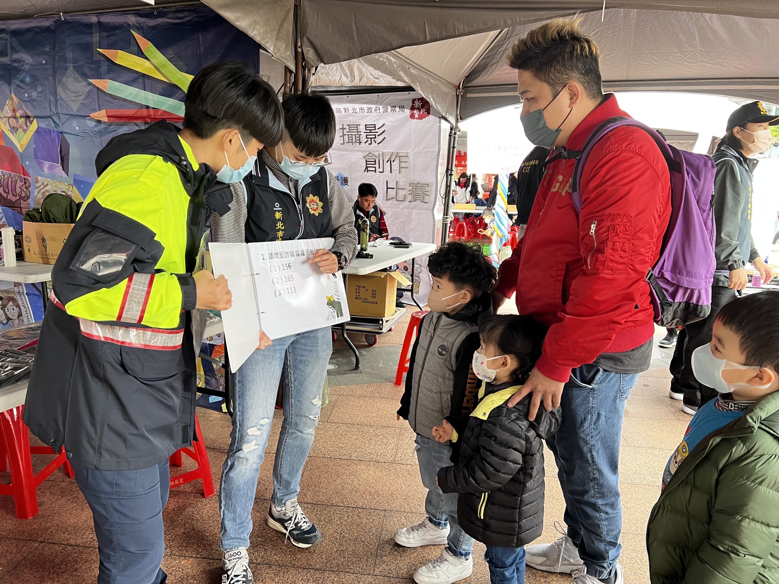新北婦幼隊針對婦幼人身安全及常見五大詐騙手法進行宣導。（記者吳登國翻攝）