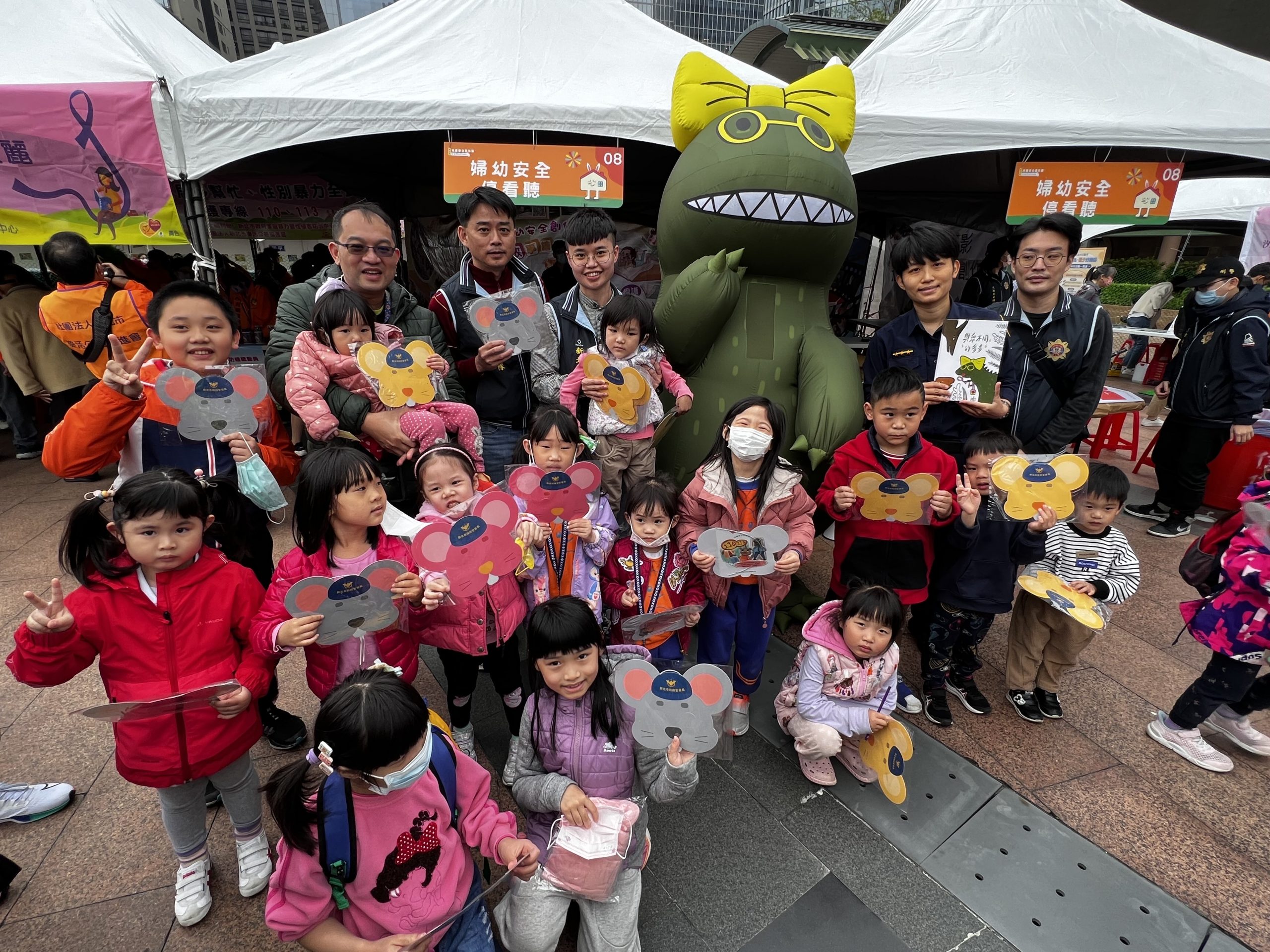 新北婦幼隊於兒童節加強宣導詐騙。（記者吳登國翻攝）