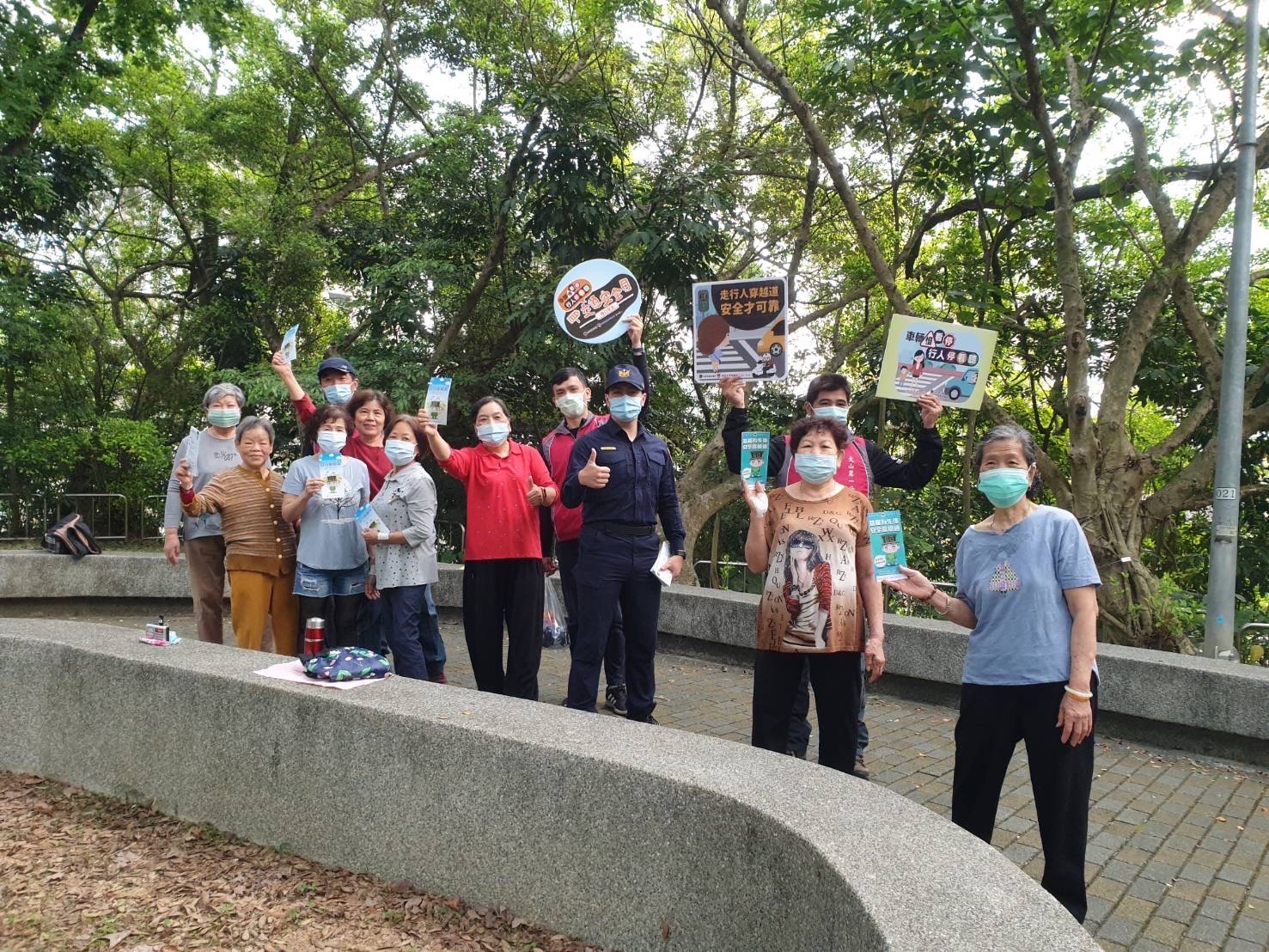 文山一分局特別跟長者宣導行人安全。（記者吳登國翻攝）