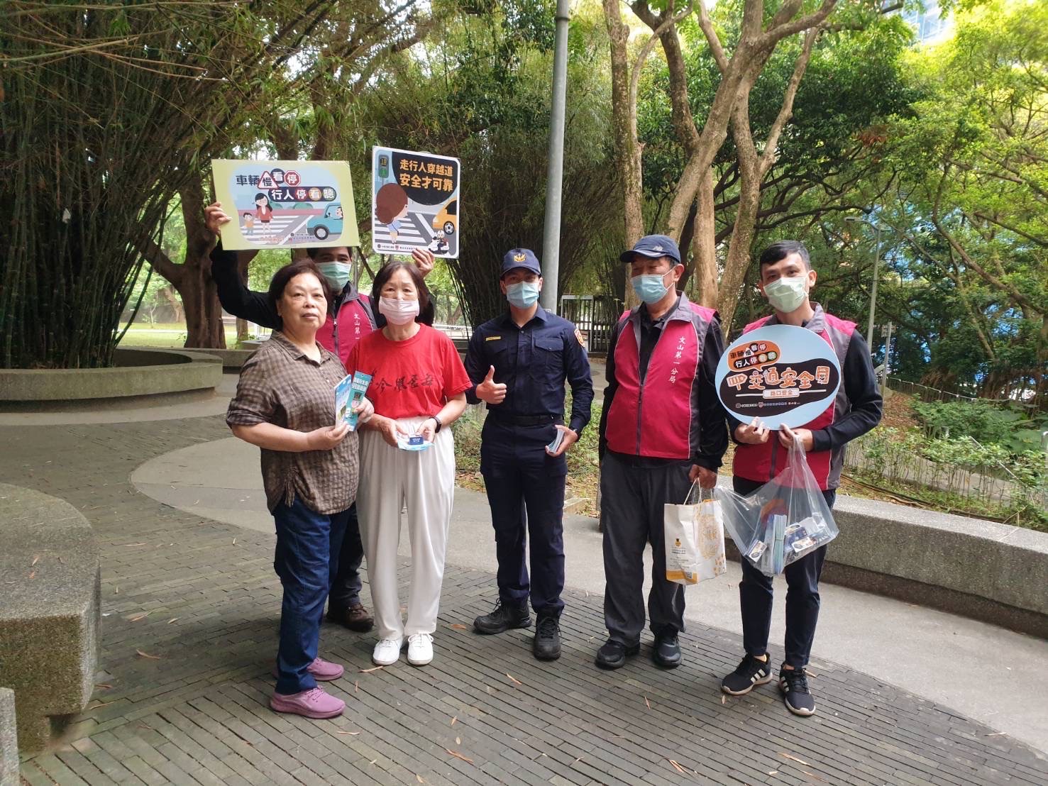 文山第一分局特別發放閃亮配備及宣導行人用路安全。（記者吳登國翻攝）