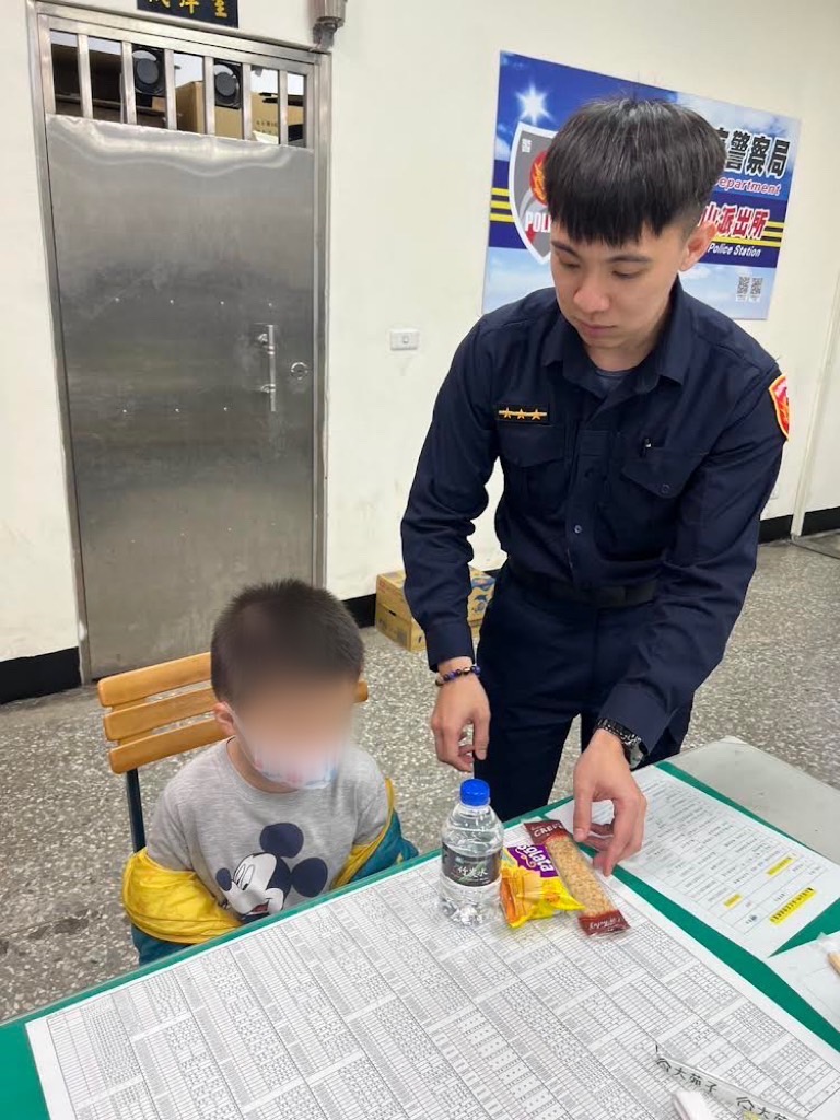 龜山派出所員警細心照護兒童。（記者吳登國翻攝）