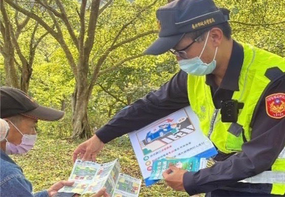 南港分局為提升行人通行安全及防制交通事故發生,向在地民眾宣導「車輛不停讓行人」重要觀念。(記者林艷林翻攝)