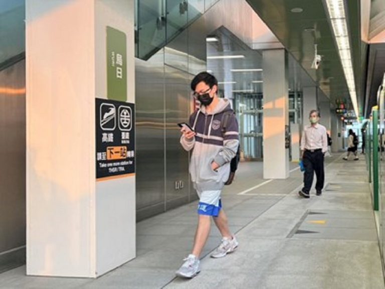 中捷公司提醒旅客捷運烏日站無法轉乘雙驖。(圖/記者謝榮浤翻攝)