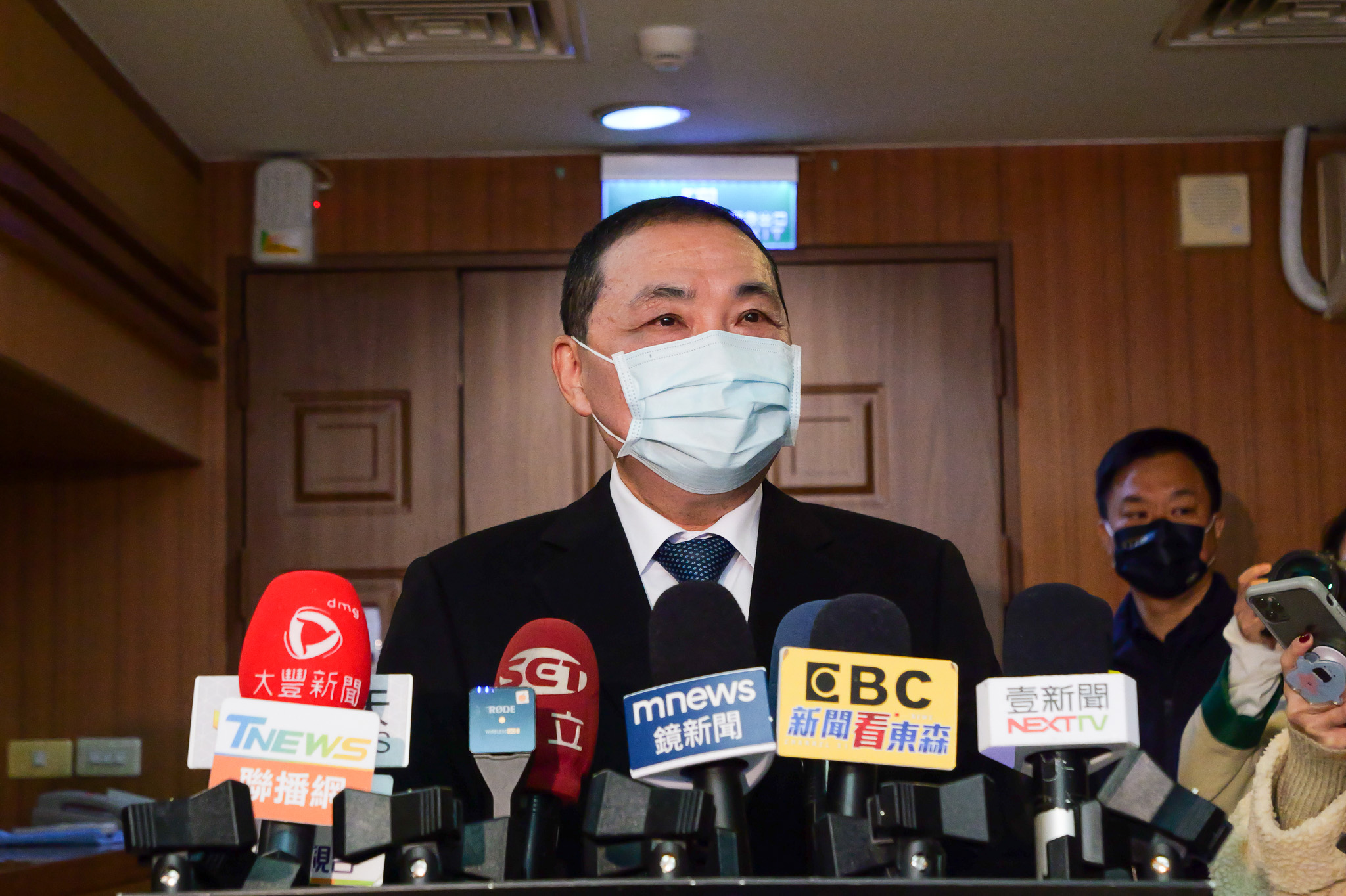 侯友宜主持新北市政府治安會報,強調全力動員新北市府打擊黑幫與詐欺。(記者張欽翻攝)