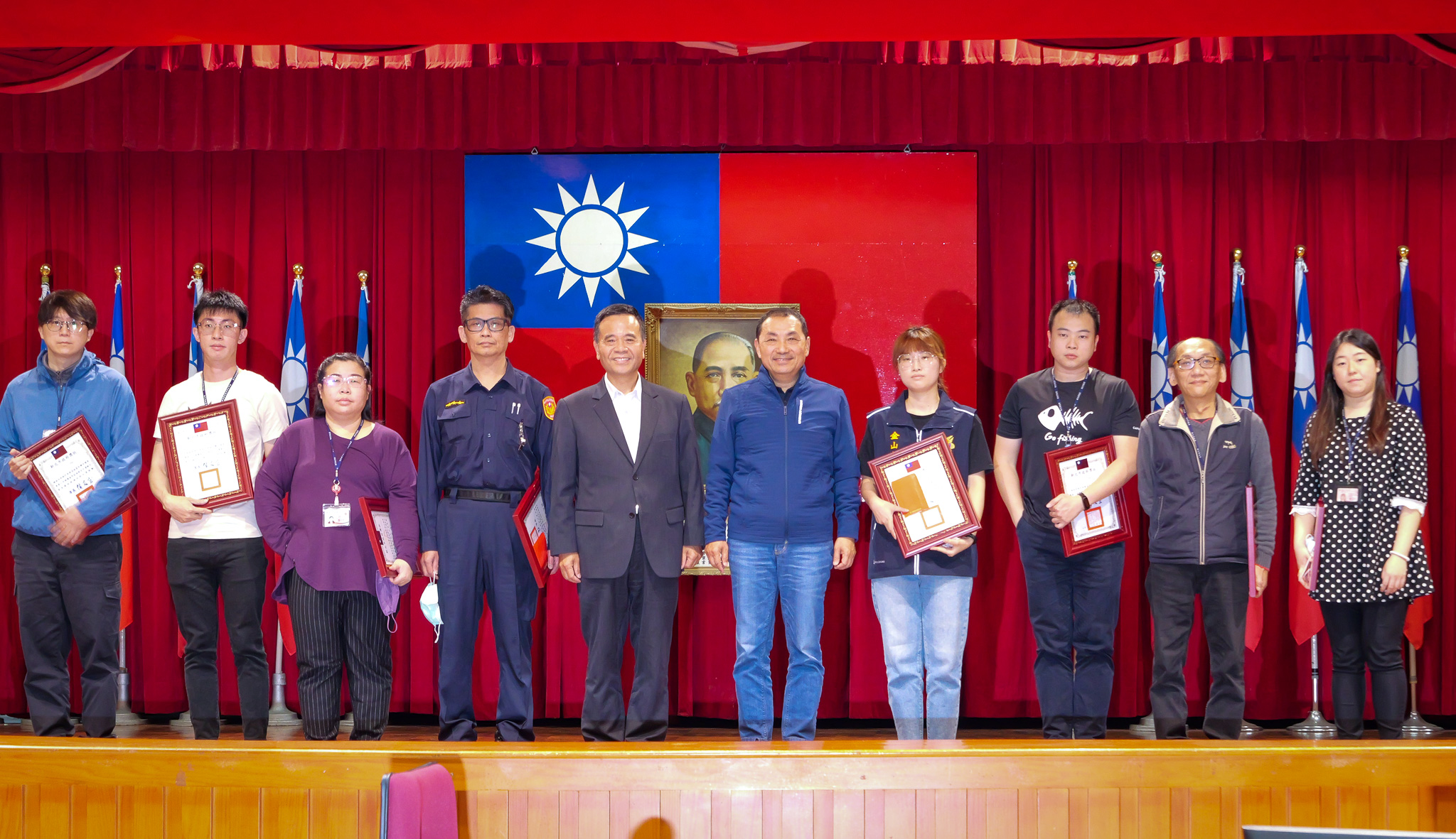 侯友宜頒發「公共安全聯合稽查小組」8名有功同仁獎狀。(記者張欽翻攝)