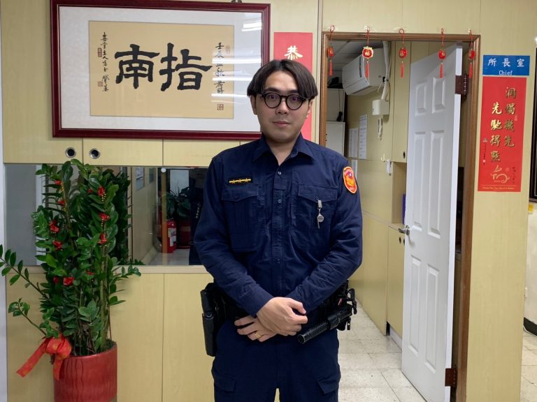 北市文山一分局派出所警員李佳彥運用溝通技巧澆熄迷途老翁怒火，平安護送回家。（記者張欽翻攝）