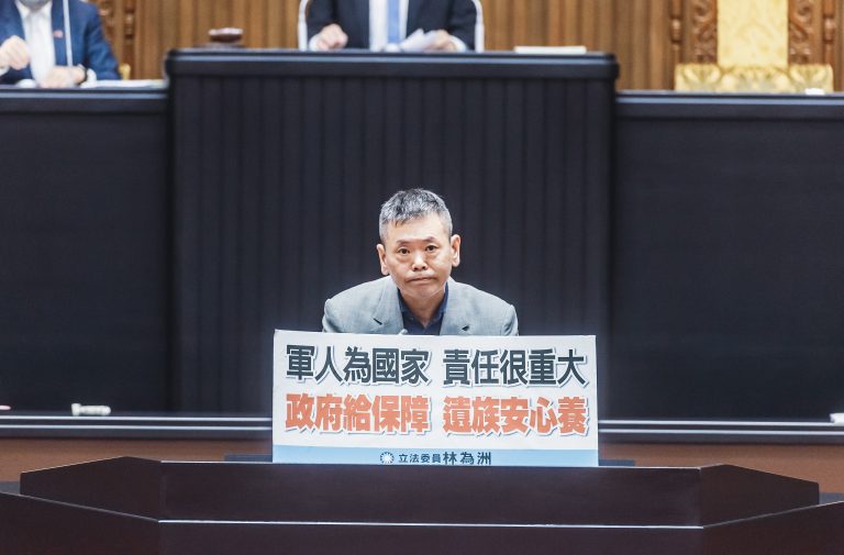 立委林為洲於《兵役法》修正案三讀後發言。(記者張欽翻攝)