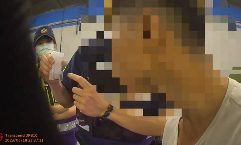 經簡易試劑測試被搜出之果汁包內含卡西酮成分讓葉男百口莫辯。(記者林金聖翻攝)