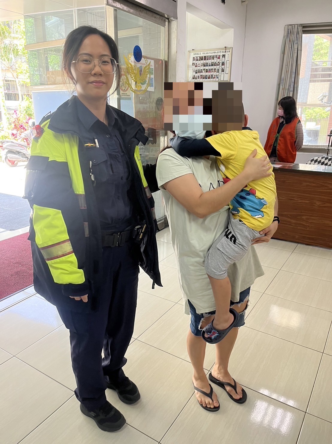 板橋警最終幫小男孩跟媽媽重逢。(記者戴昱弘翻攝)
