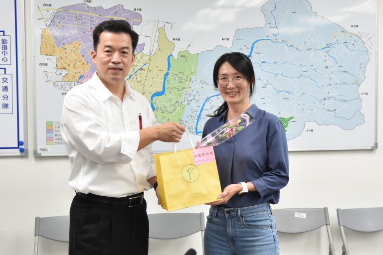 中市警五分局長陳松寅日前致贈波麗士母親同仁西班牙檸檬磅蛋糕禮盒及康乃馨。(圖/記者謝榮浤翻攝)