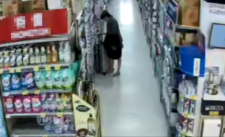 張姓女嫌竊取民生商品放入自備大型包包。(記者 徐煜勝翻攝)