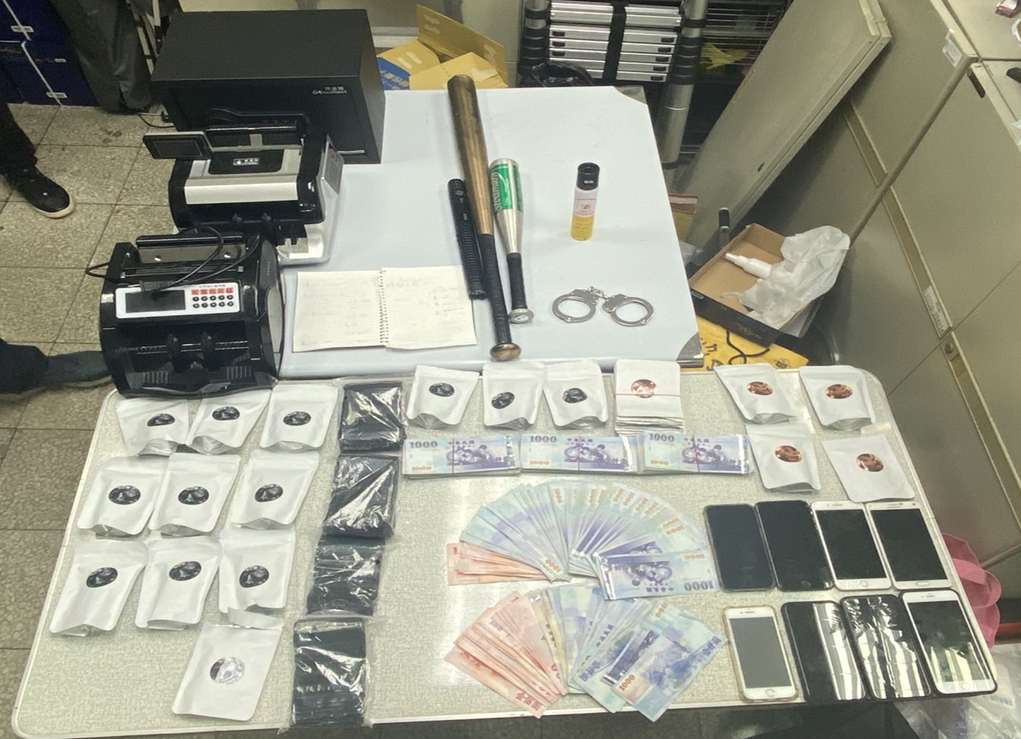 破獲幫派組織販毒案相關證物。 (圖/林㤈輝翻攝)
