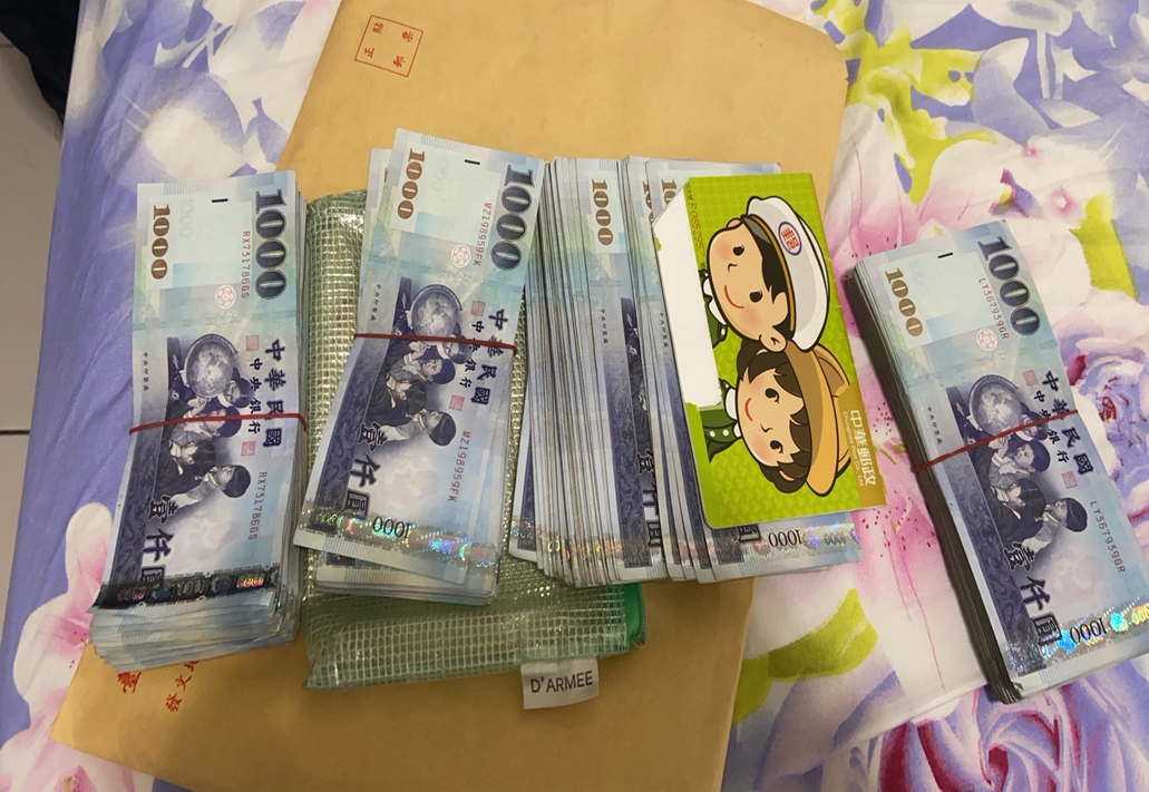 破獲幫派組織販毒案相關證物。 (圖/林㤈輝翻攝)
