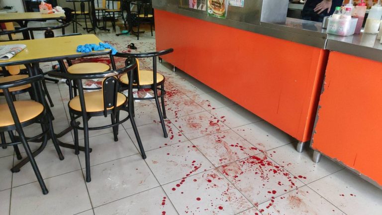 現場血跡斑斑,路過民眾無不怵目驚心。(記者 施立偉攝)