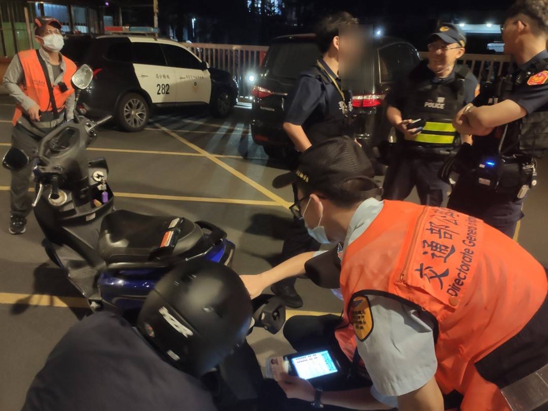 板橋警監聯合擴大臨檢。(記者戴昱弘翻攝)