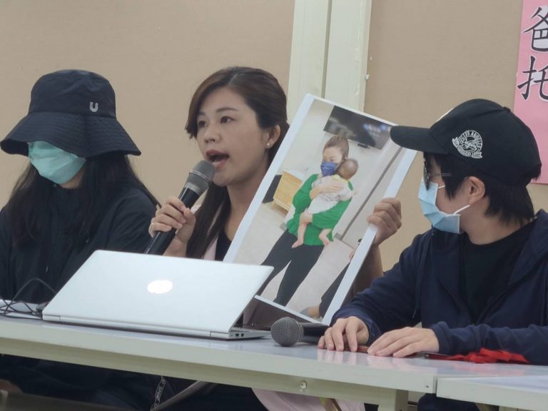 洪婉臻記者會中秀出遭虐嬰兒屁股大片瘀血畫面。（記者林金聖攝）