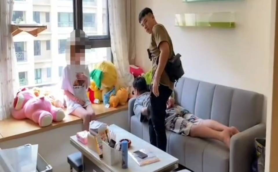 警進入屋內壓制黑幫份子。(記者林金聖翻攝)