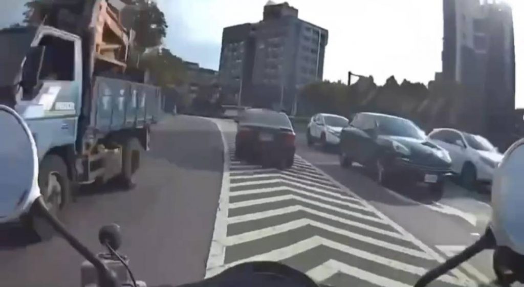 郭男逆向加速逃離險象環生。(記者林金聖翻攝)