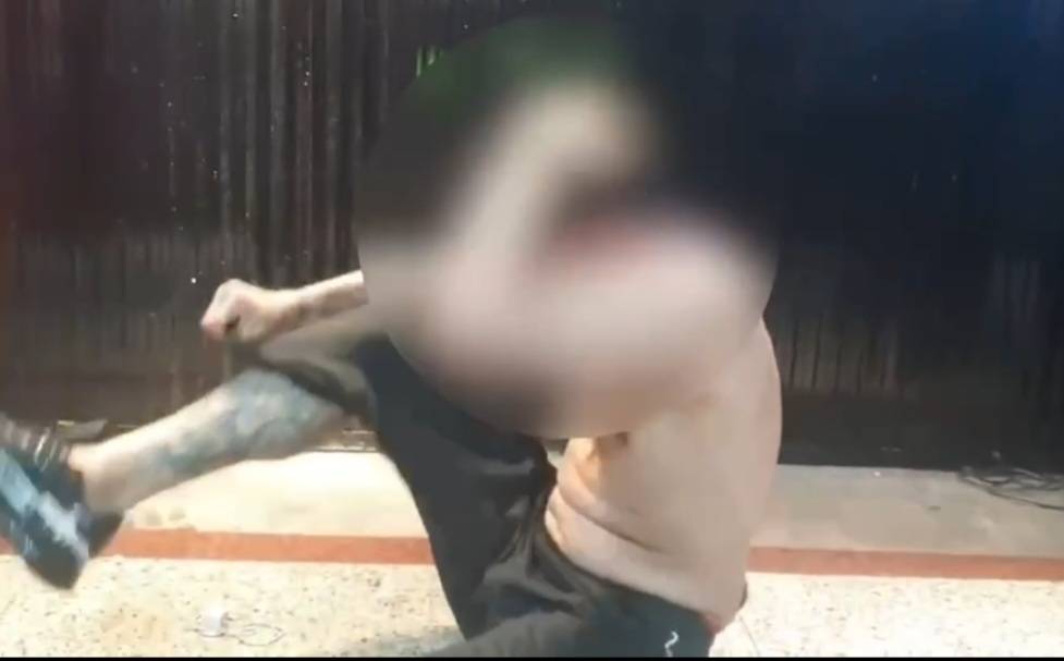 張男地上耍賴。(記者林金聖翻攝)