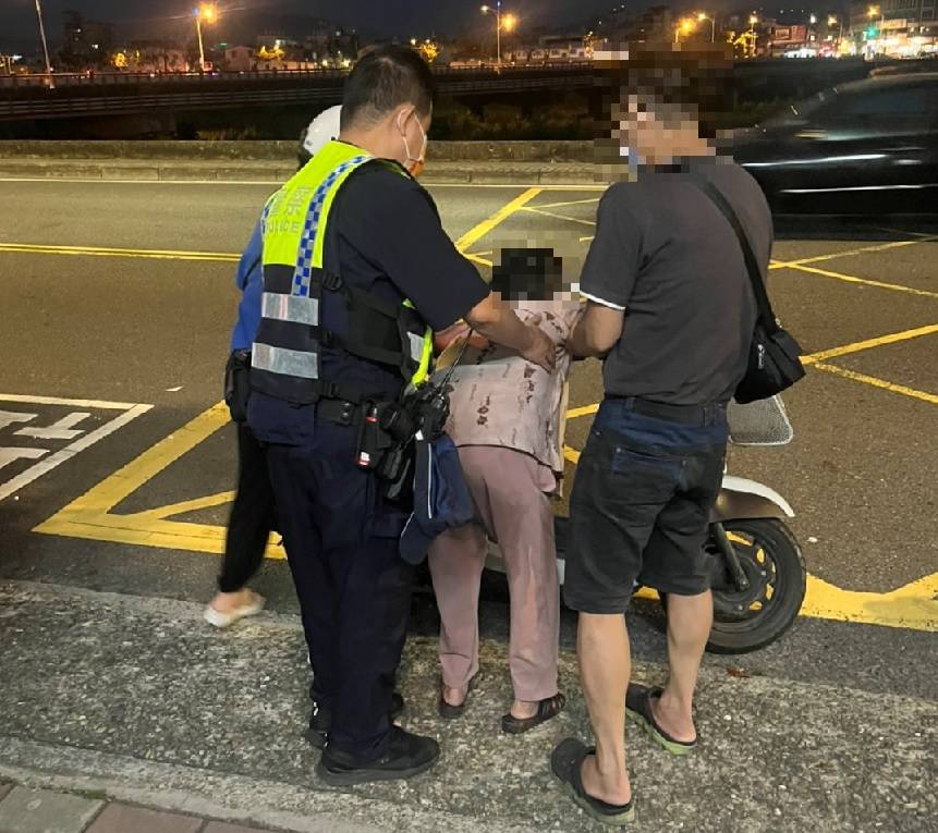 中市警霧峰分局十九甲派出所巡佐陳冠勛及警員劉謹先日前協助迷航八旬老婦返家。(記者林㤈輝翻攝)