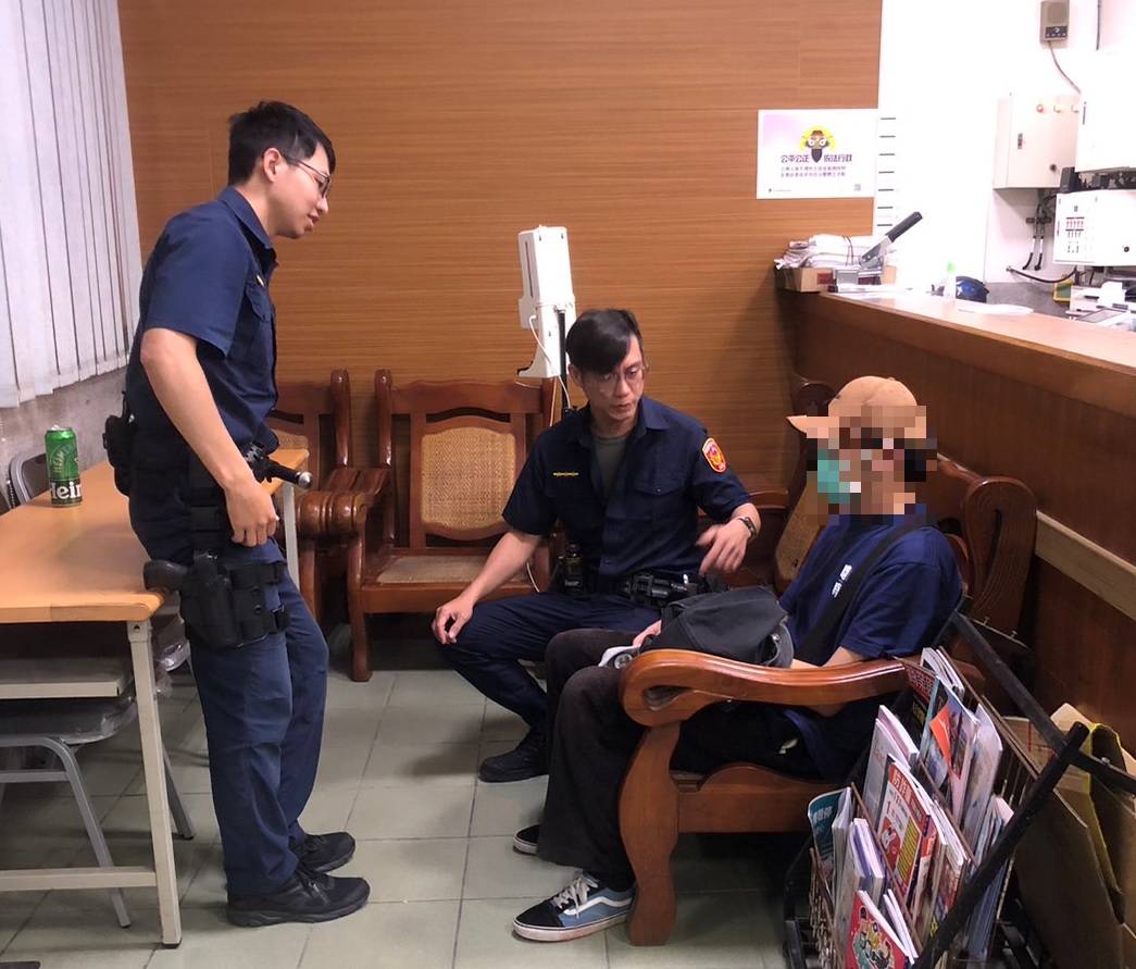 中市警霧峰分局霧峰派出所警員白庭碩、黃永詮日前1小時內尋獲留言輕生失蹤民眾。(記者林㤈輝翻攝) 