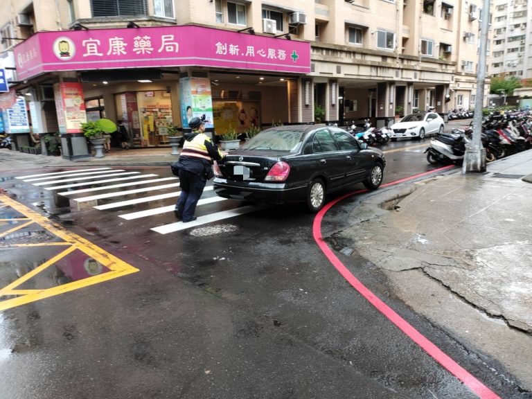 中市警四分局黎明派出所員警順利將拋錨車推往路旁,並恢復交通順暢。(圖/記者謝榮浤翻攝)