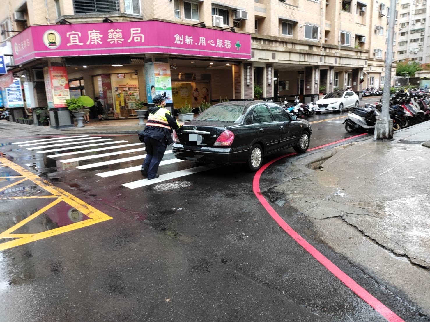 中市警四分局黎明派出所員警順利將拋錨車推往路旁,並恢復交通順暢。(圖/記者謝榮浤翻攝)