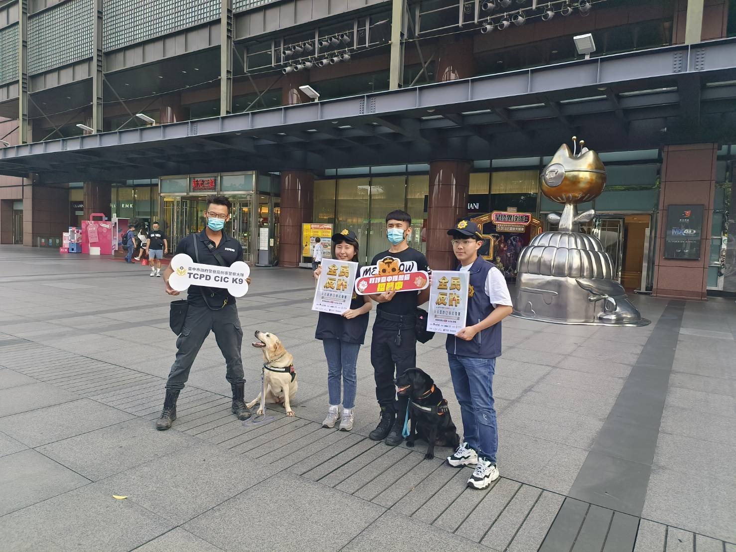 中市警刑大由PINKY和BABY領銜擔任全民識詐大使,現場吸引民眾不分年紀、性別的注意。 (圖/林㤈輝翻攝)