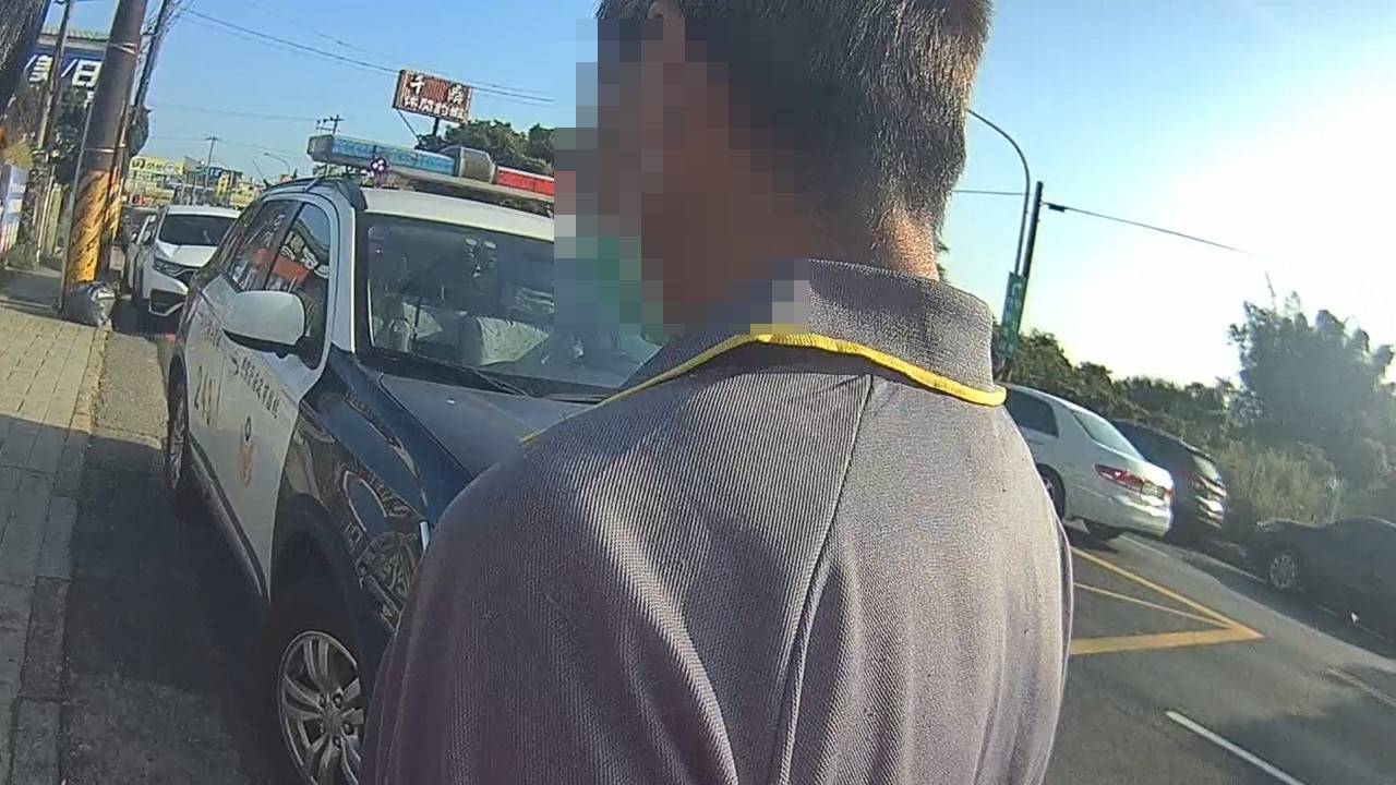 張姓機車騎士酒測值為0.3MG/L,遭警方將其帶回依法移送偵辦。(記者楊國域翻攝)