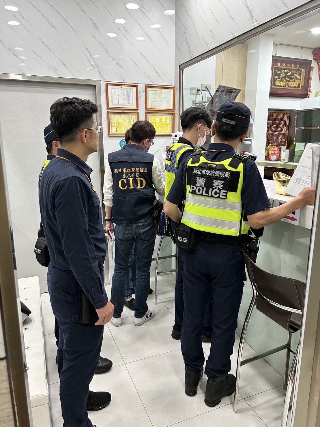淡水警分局長陳保緒帶隊臨檢轄內當鋪。(記者戴昱弘翻攝)