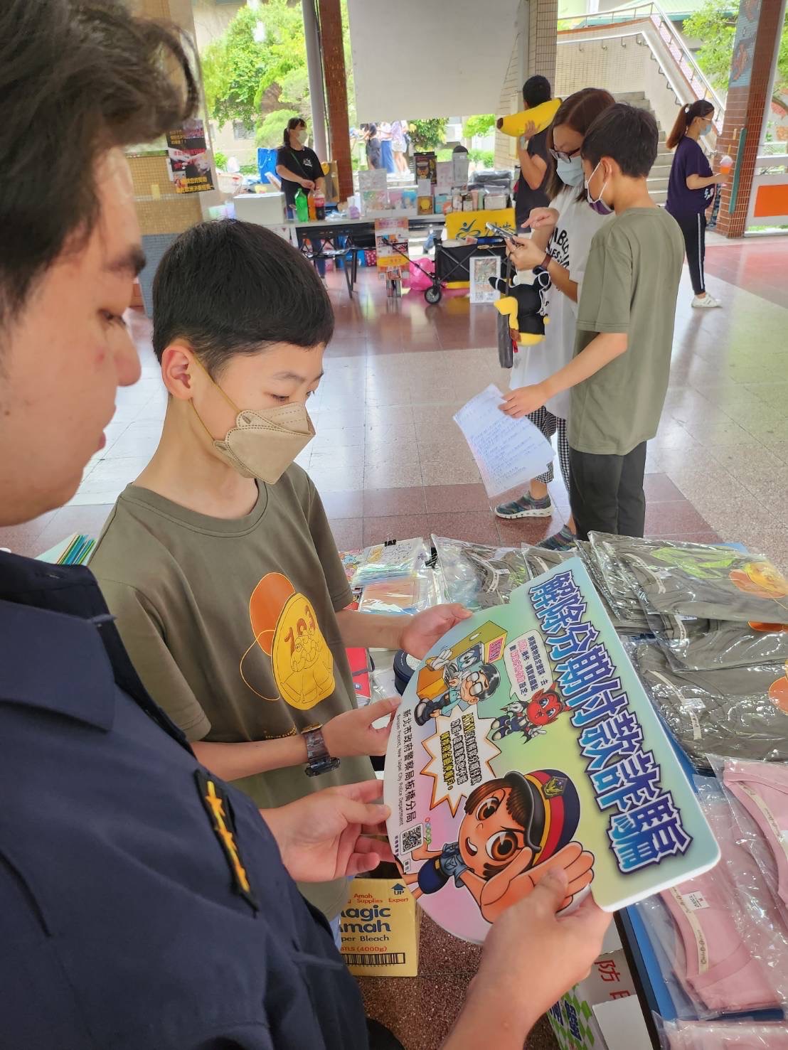 板橋警前往沙崙國小宣導防詐。(記者戴昱弘翻攝)